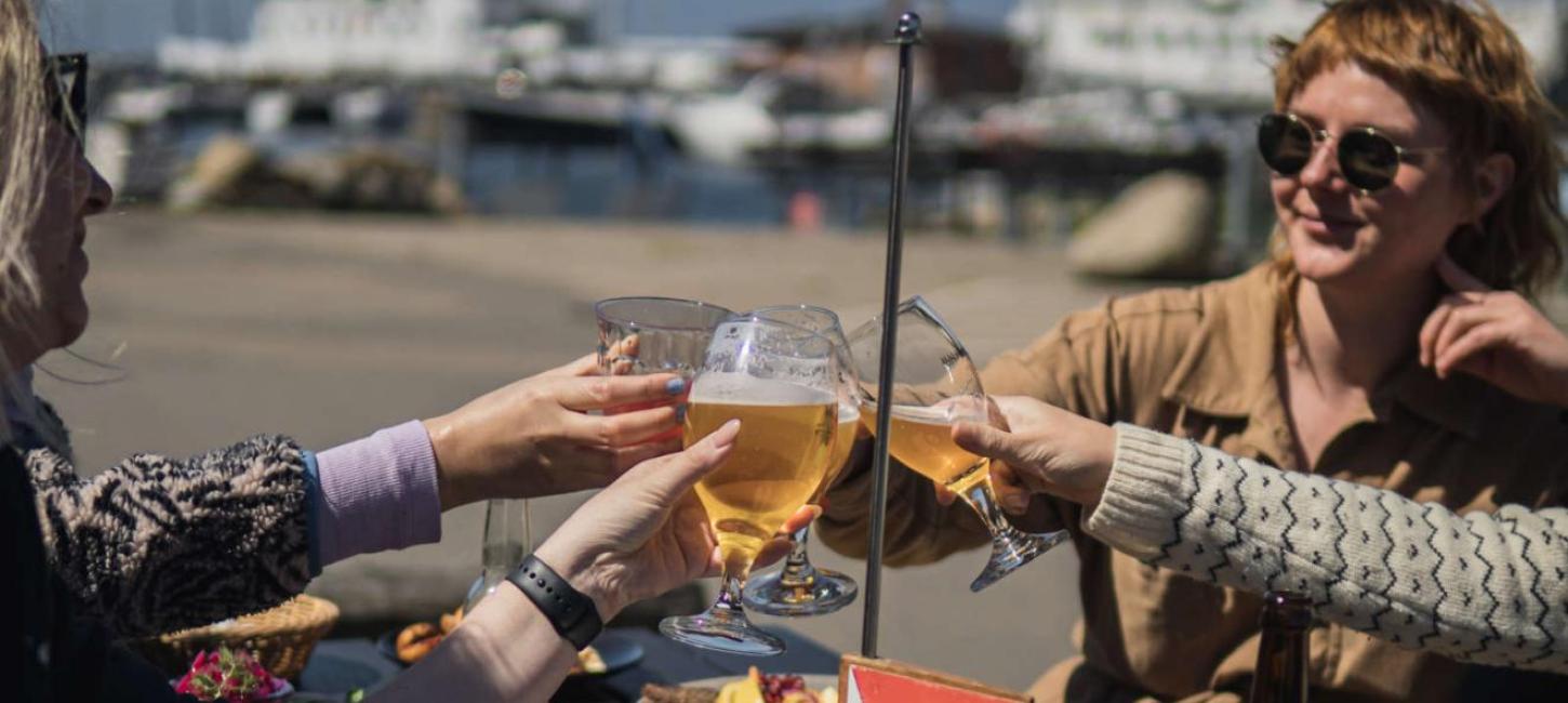 Oplevelser på krogen. Fiskekonerne i deres rette element. Ved Hundested havn og med frisk fisk på tallerknen  