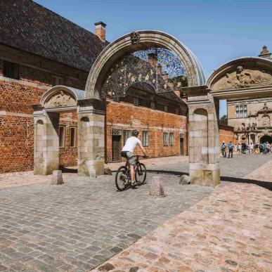 Cyklist gennem Frederiksborg slot